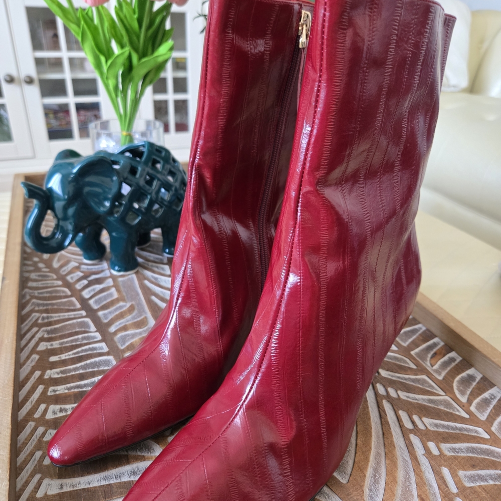 Arco Bootie (Women)

Fendi

Women Red Women's Pointed Toe Mid-Calf Boots